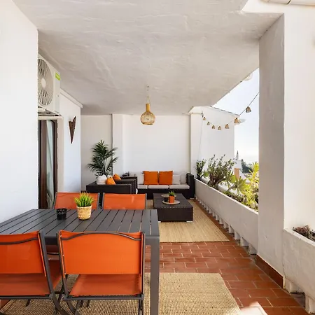 With Sea Views, Terrace & Pool, Apartament Nerja