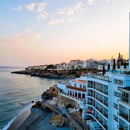 With Sea Views, Terrace & Pool, Apartment Nerja