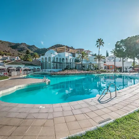 With Sea Views, Terrace & Pool, * נרחה